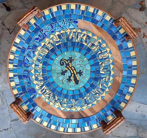Table en mosaïque motif margouillat avec cercles en Emaux de Briare bientôt finalisée